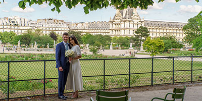 Photo de mariage au Louvre sous la pluie