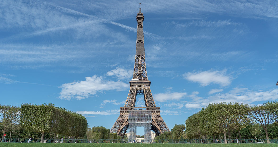 Séance photo de couple devant la Tour Eiffel depuis le Champs de Mars