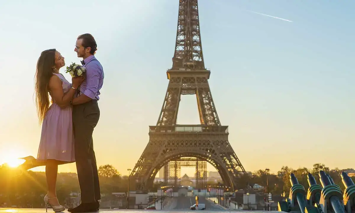 Shooting couple à Paris devant la Tour Eiffel au lever du soleil