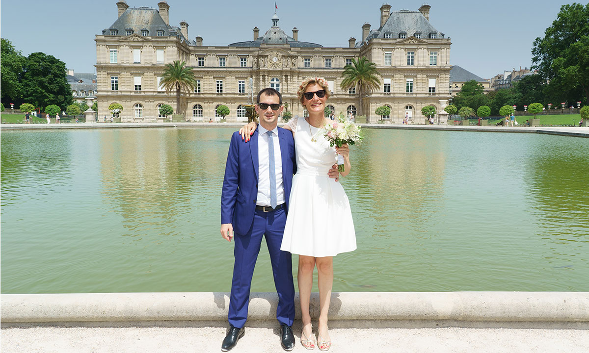 Photographe mariage Paris - Séance photo de couple au jardin du Luxembourg, ambiance romantique