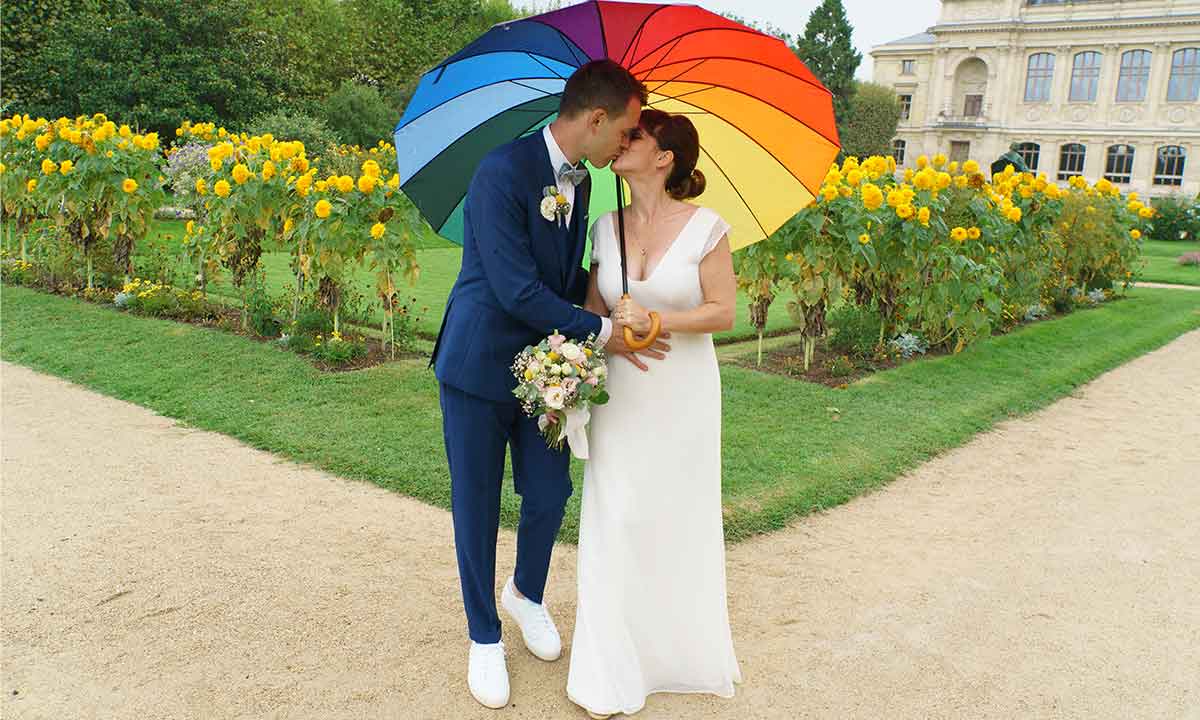 insolite mariage couple bisous sous un parapluie multicolore paris jardin des plantes couple