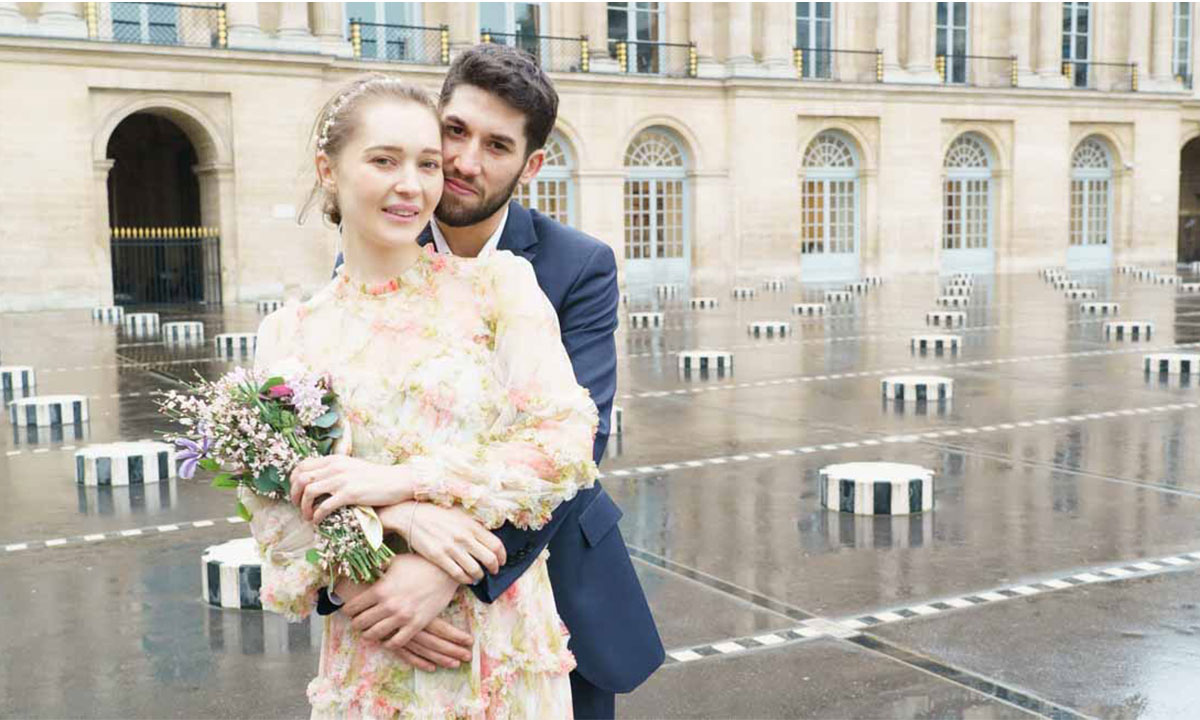 Photographe mariage Paris - Couple de mariés au Palais Royal pour une séance photo romantique