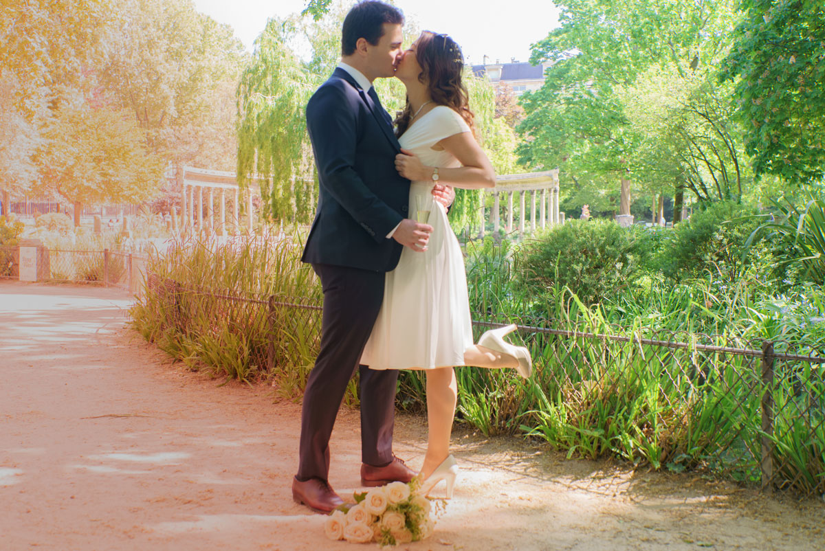 séance photo couple mariage à Paris au parc Monceau – un couple de mariés s'embrasse tendrement dans les bras l'un de l'autre