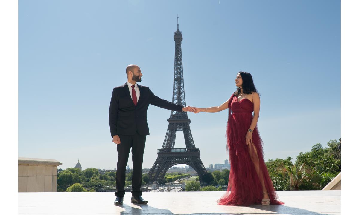 Séance photo couple Tour Eiffel depuis le Trocadéro