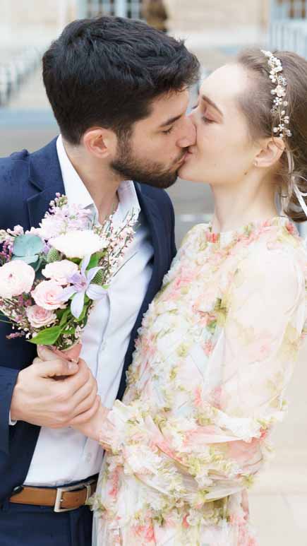 Couple kissing at Palais Royal Buren Columns, Paris – Artistic elopement wedding photography by an English-speaking photographer in Paris