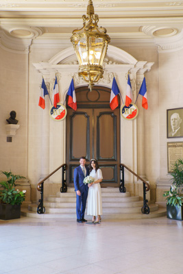 Photographe mariage Levallois-Perret - Couple de mariés dans le hall de la mairie