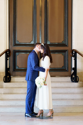 Photo de mariage à la mairie de Levallois-Perret - Couple de mariés heureux