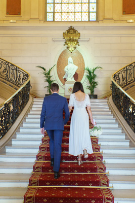 Les mariés montent les marches de la mairie de Levallois-Perret, capturés par leur photographe