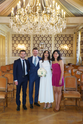 Les mariés et leurs témoins dans la salle de mariage de Levallois-Perret