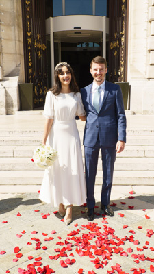 Sortie des mariés sur les marches de la mairie avec des pétales de rose