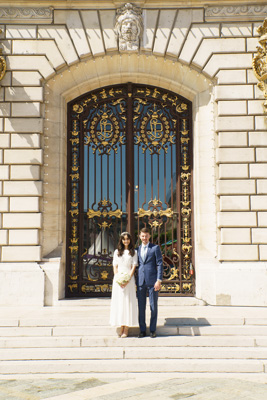 Photo des mariés devant les grandes portes de l'hôtel de ville de Levallois-Perret