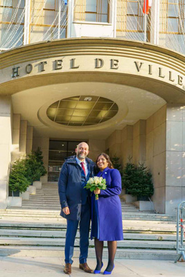 Couple de mariés devant la mairie de Boulogne-Billancourt