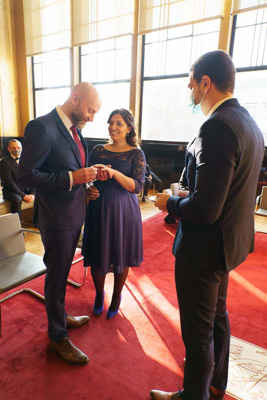 Échange des alliances des mariés à Boulogne-Billancourt