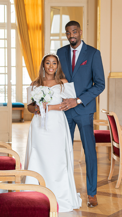 Séance photo de couple de mariés dans la salle des mariages de la mairie du 5e à Paris, capturée par un photographe et vidéaste mariage