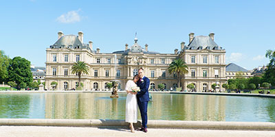 photo de couple de mariés au jardin du luxembours à Paris