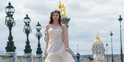 Mariée sur le Pont Alexandre III avec les Invalides en arrière-plan, séance photo mariage à Paris