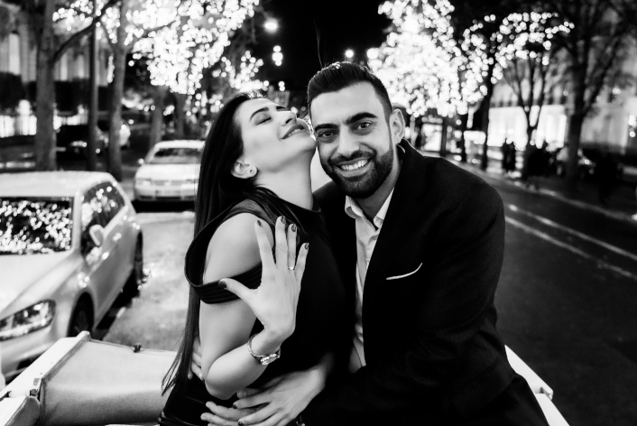 Couple en noir et blanc sur les Champs-Élysées