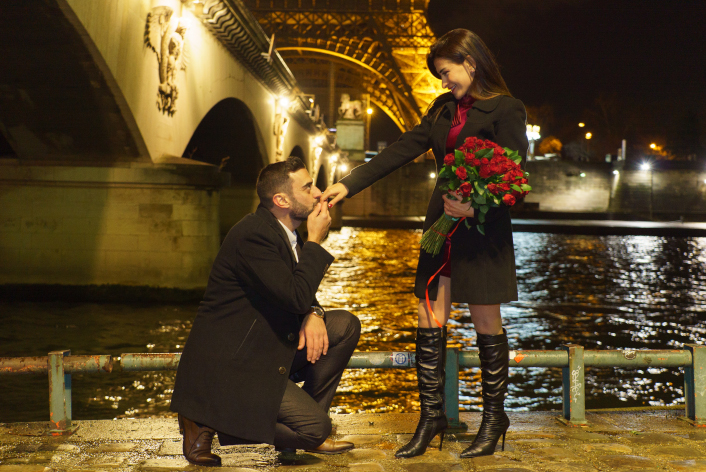 Demande en mariage de nuit devant la Tour Eiffel sur le port Debilly, Paris France