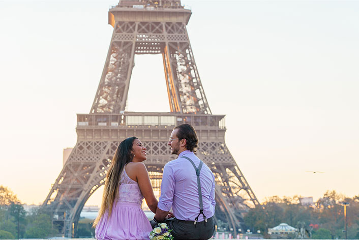 Photo devant la Tour Eiffel sur l'esplanade du Trocadéro, spot Paris Tour Eiffel pour couple au lever du soleil