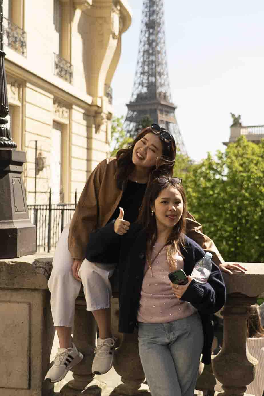 Photo de mariage à Paris avec la Tour Eiffel, spot photo incontournable Avenue de Camoëns, rue prisée pour séance romantique