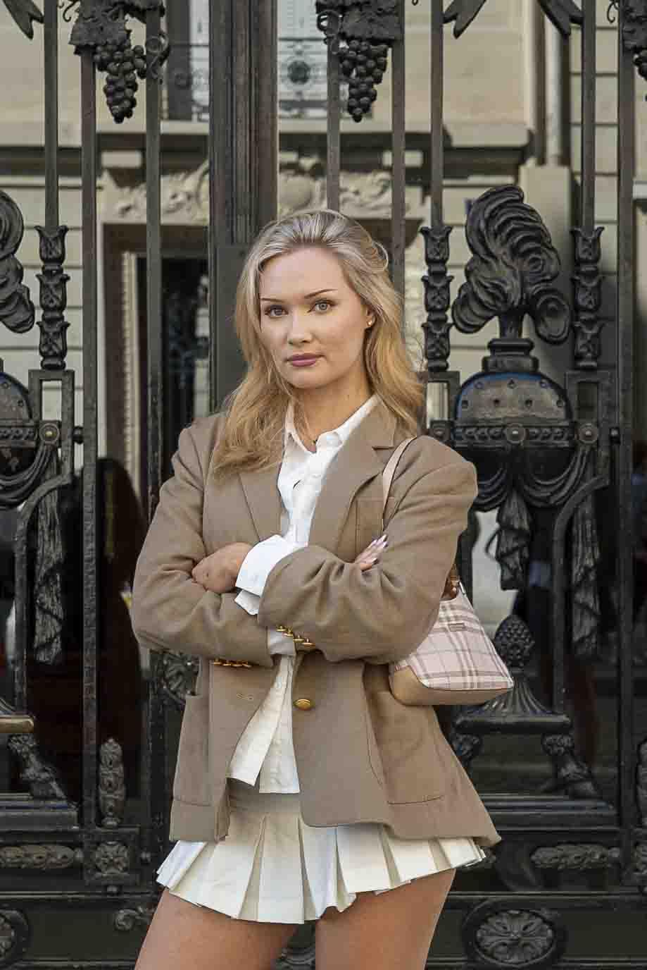 Photo de Paris avec la Tour Eiffel, lumière naturelle à l’Avenue de Camoëns, spot calme et romantique pour portrait