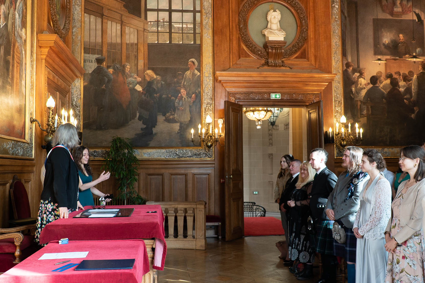 Ambiance festive à l'arrivée des mariés devant la mairie du 19e à Paris — reportage mariage paris