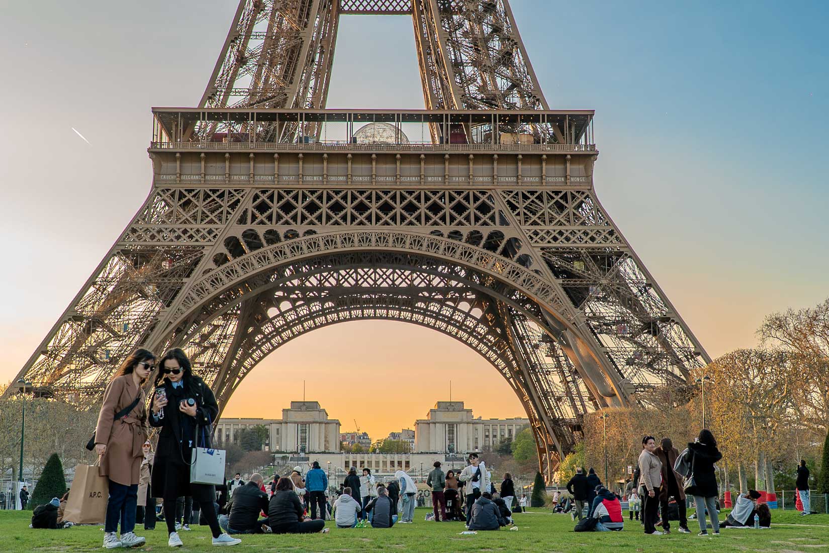 Spot photo jardin du Champ-de-Mars Tour Eiffel Paris coucher du soleil — pelouse vue trocadéro