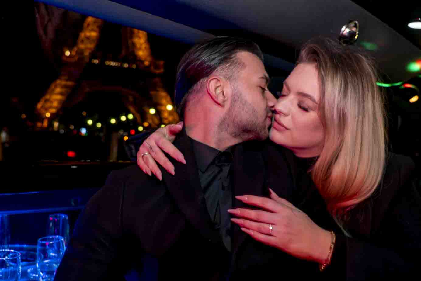 Couple échangeant un baiser passionné dans une limousine après leur demande en mariage.