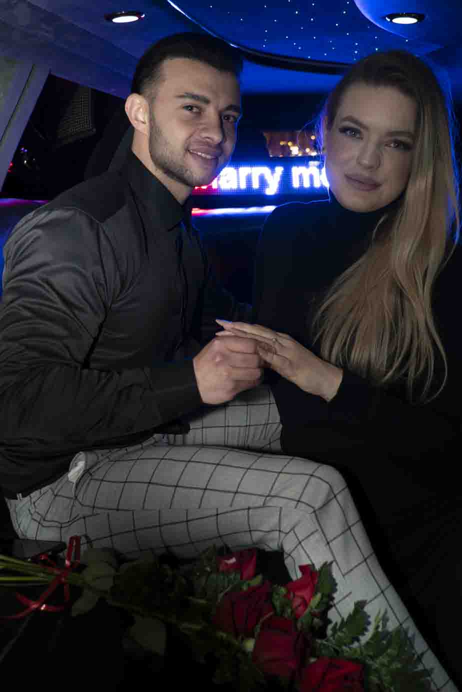 Demande en mariage avec des lettres LED 'Marry Me' à Paris.