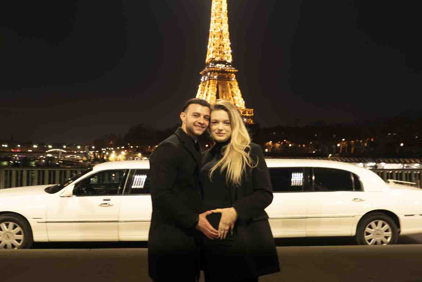 Séance photo de couple au Pont Bir-Hakeim : future maman et son compagnon devant la Tour Eiffel illuminée.