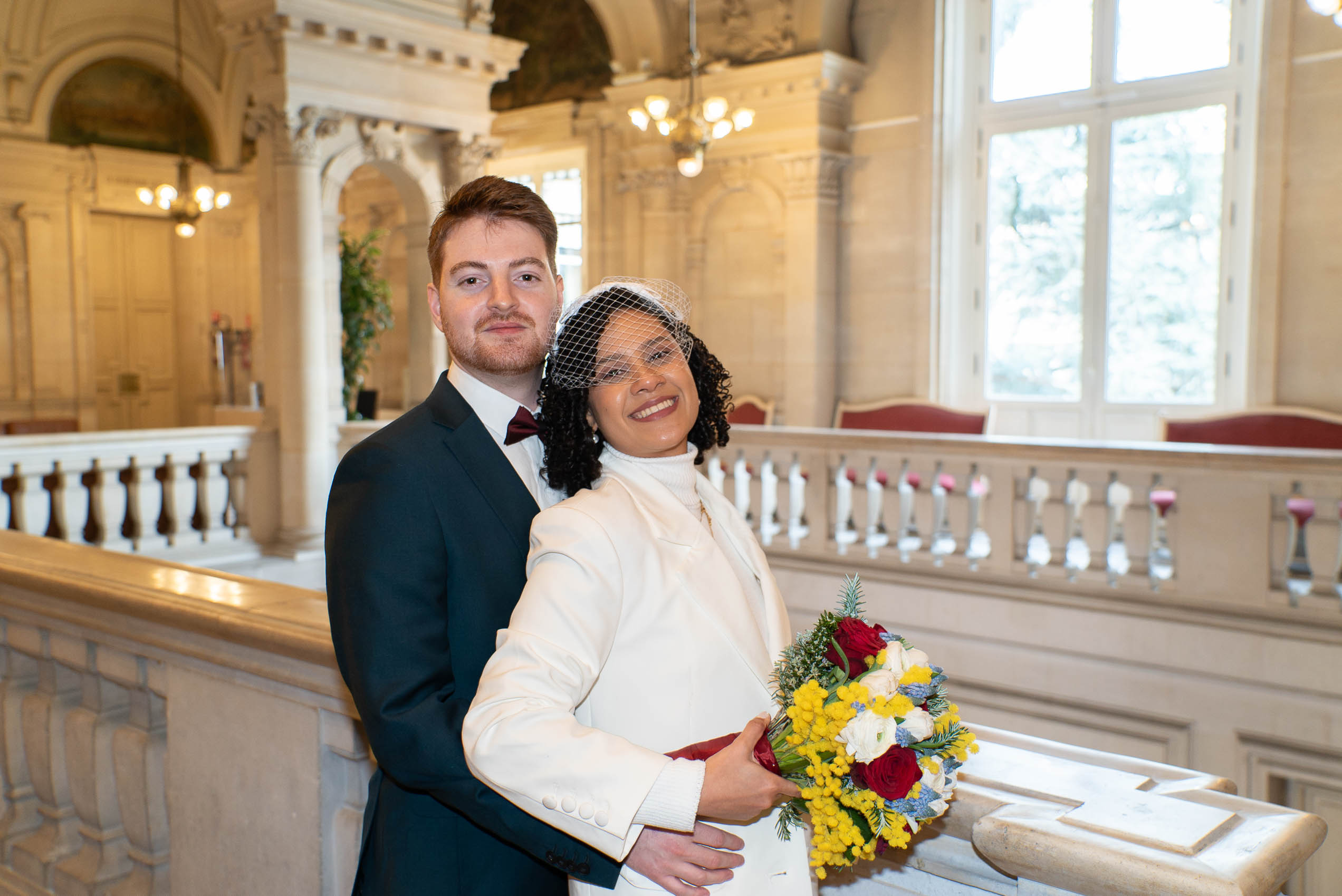 Intérieur lumineux de la mairie de Neuilly-sur-Seine — photographe mariage civil élégant