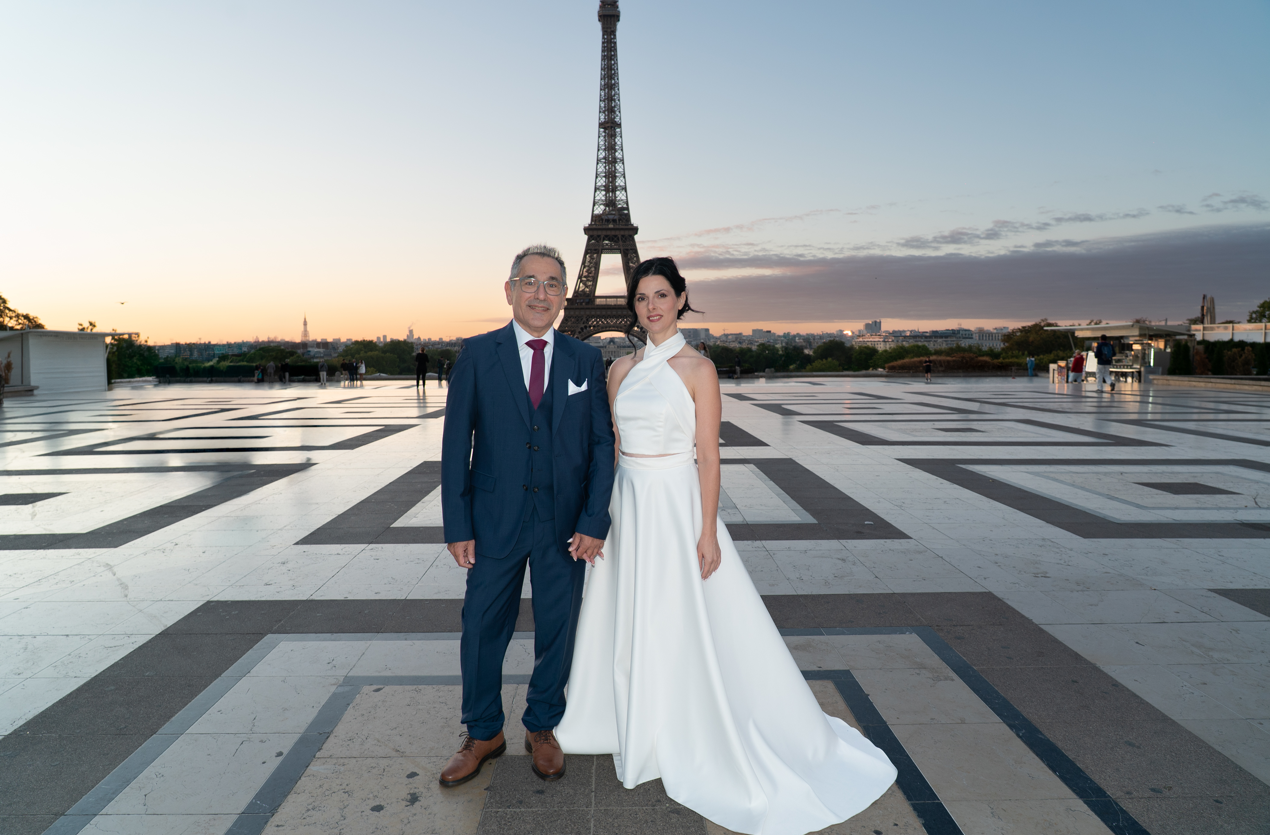 Elegant couple photoshoot in Paris — Eiffel Tower at Trocadéro Gardens