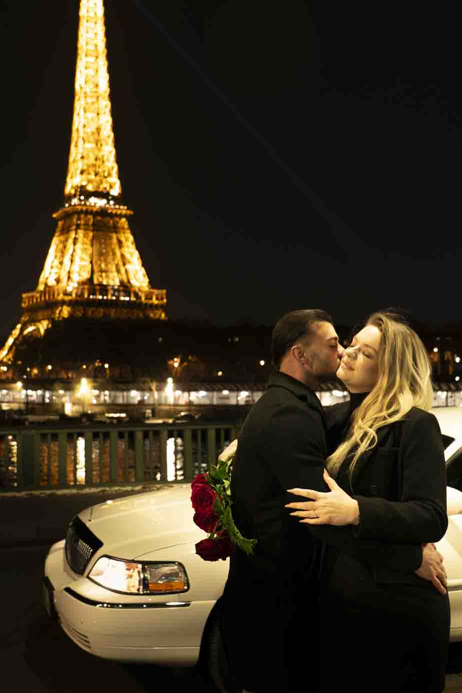 Photographe de demande en mariage à Paris : couple enlacé sur le Pont Bir-Hakeim avec la Tour Eiffel.