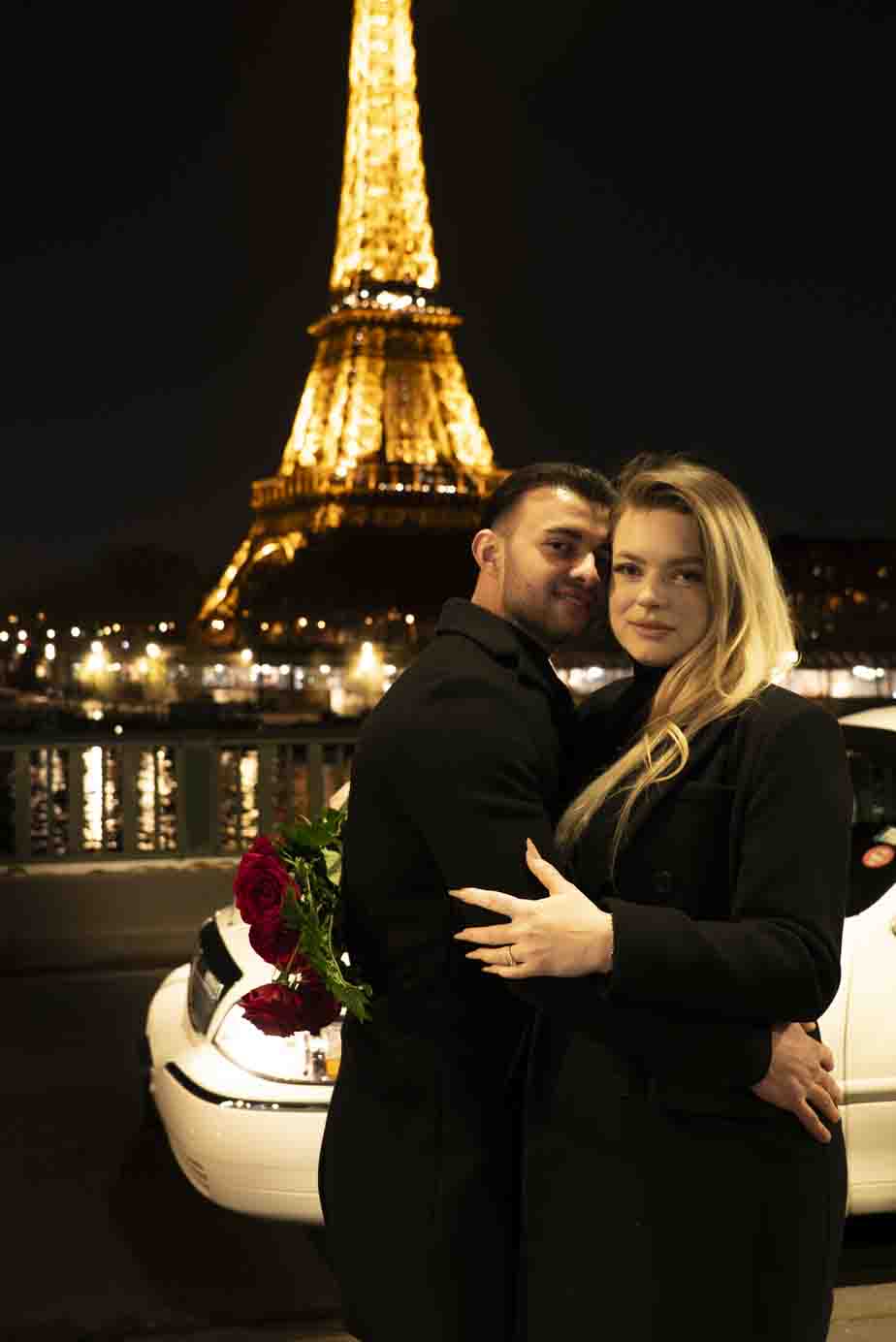 Séance photo romantique à Paris : couple avec roses rouges et limousine au Pont Bir-Hakeim.