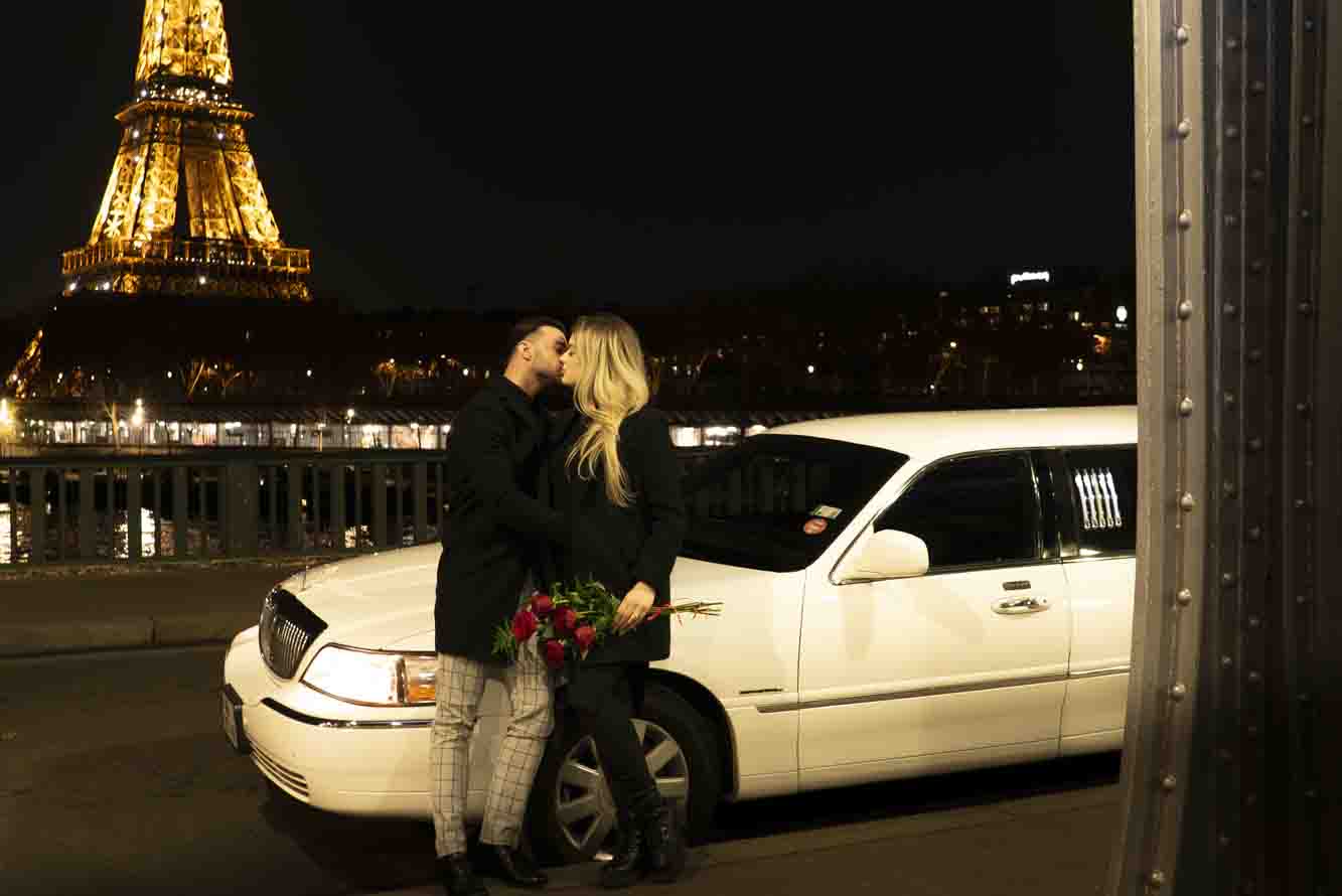 Photographe de couple à Paris : shooting romantique devant une limousine après une demande en mariage.