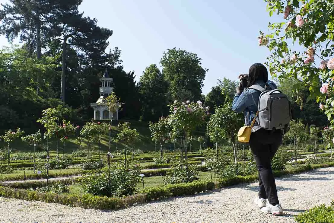 Stagiaire photographiant au Parc de Bagatelle