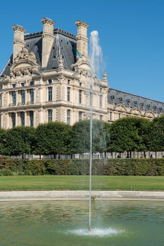 Jet d'eau filé au Louvre — vitesse lente 1/10s — réglage vitesse photo flou artistique