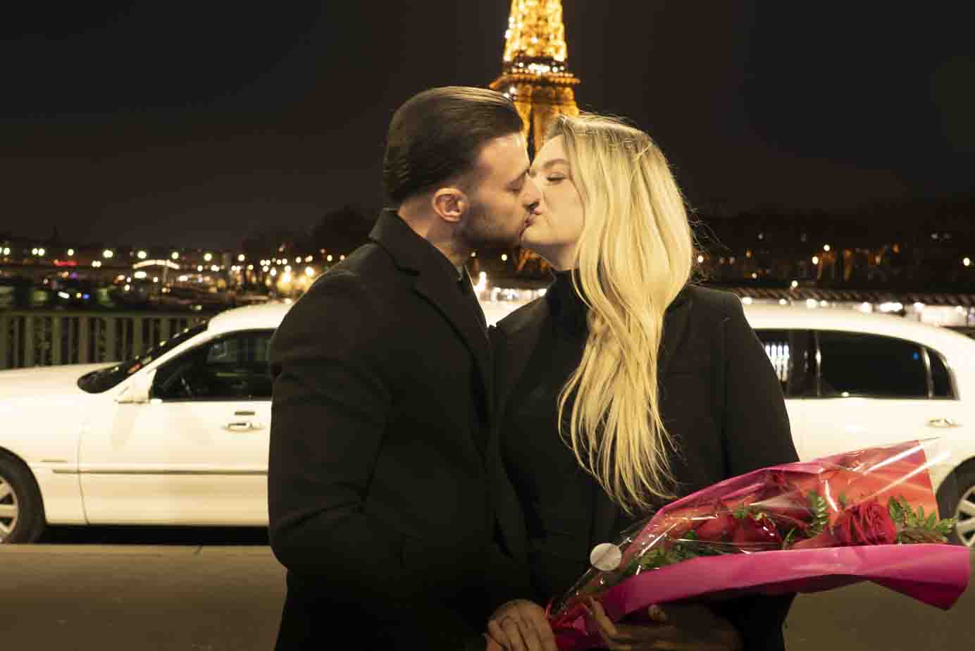 Séance photo couple Paris : demande en mariage de nuit devant la Tour Eiffel.