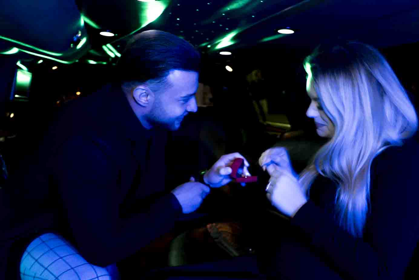 Photographe à Paris : fiancée découvrant sa bague de fiançailles dans une limousine.