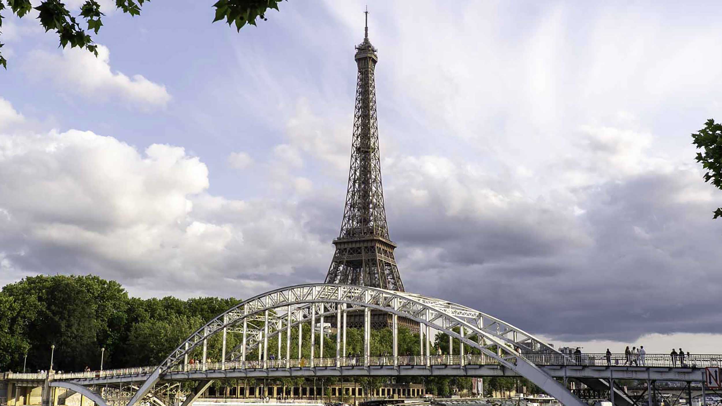 Eiffel Tower photo tour – Outdoor photography workshop in Paris