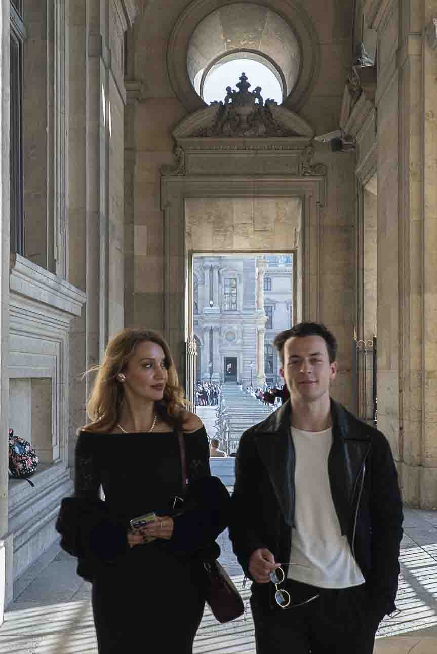 Shooting photo au Louvre - Carrousel louvre couple cadre dans cadre