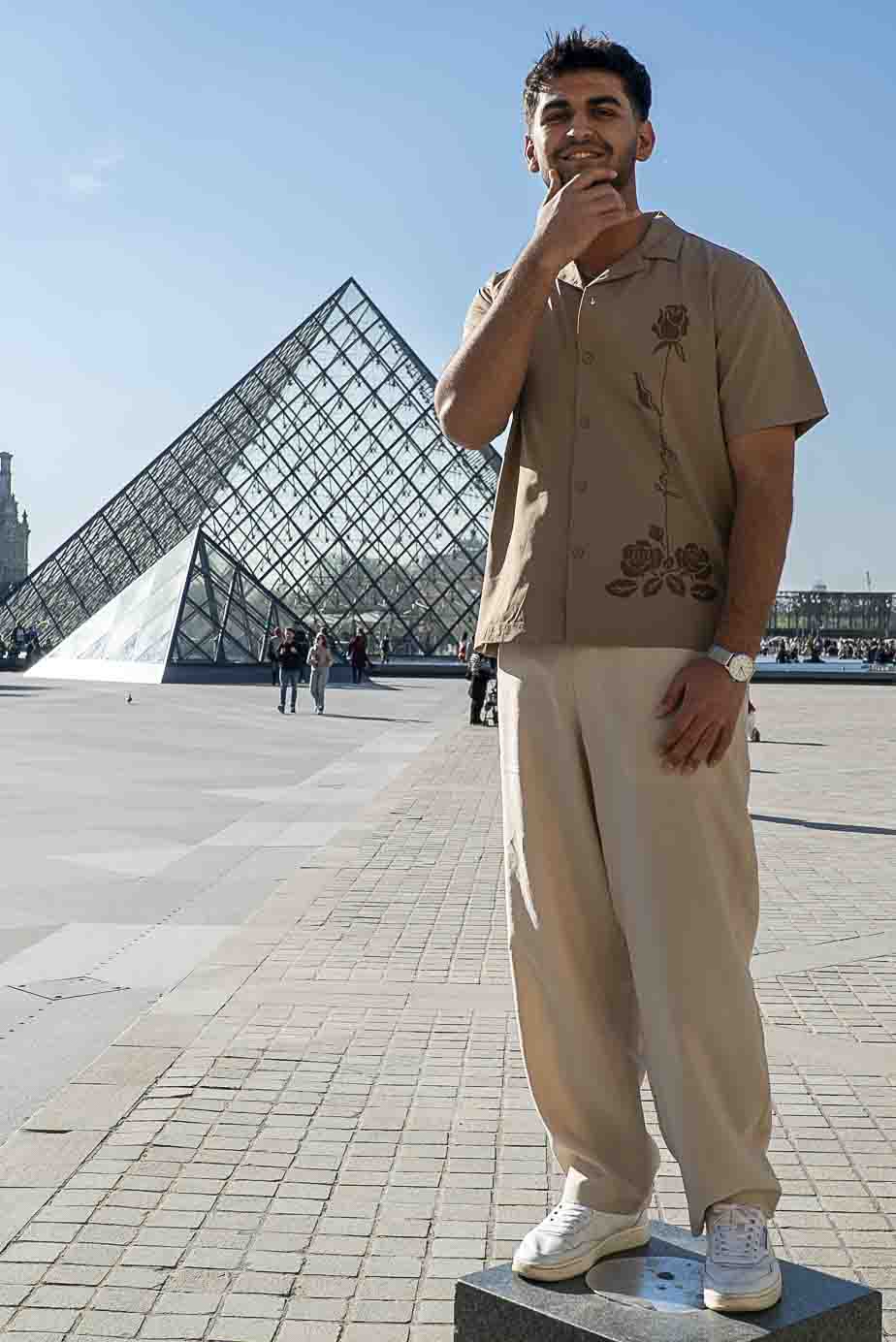 Shooting photo au Louvre - Carrousel louvre portrait homme plein pied