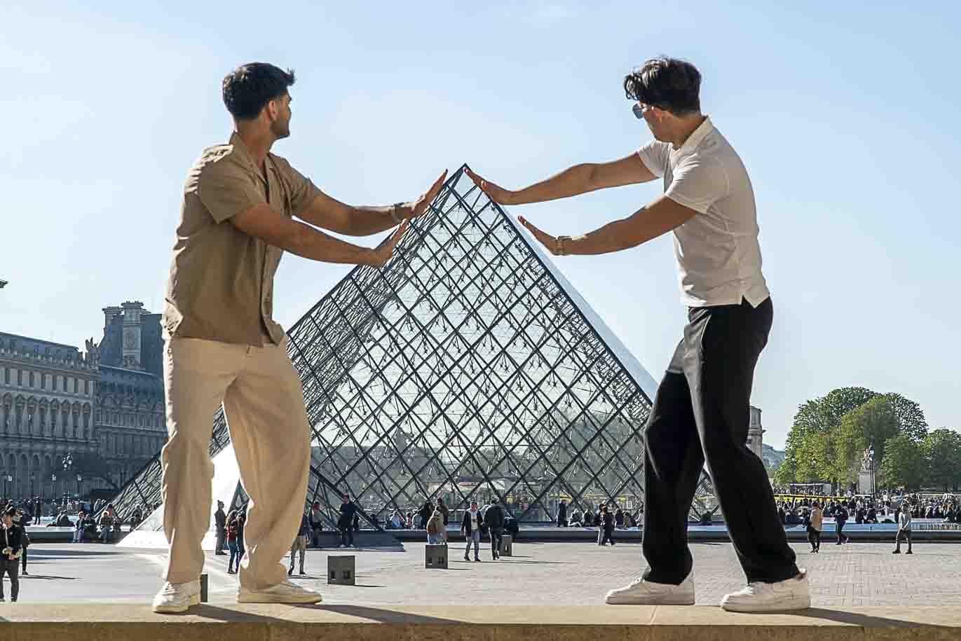 Shooting photo au Louvre - Pyramide louvre jeu perspective drole