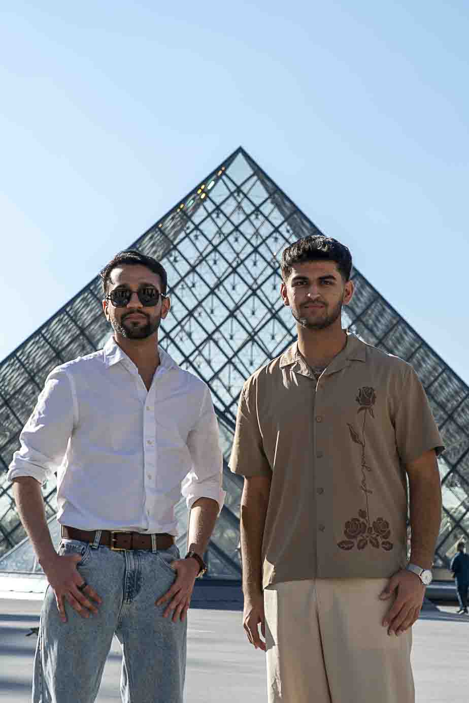 Shooting photo au Louvre - Pyramide louvre portrait ami