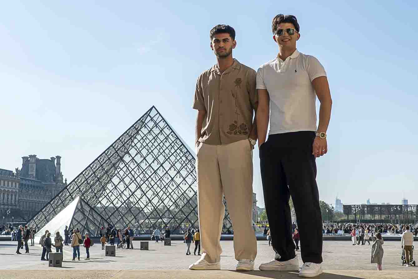 Shooting photo au Louvre - Pyramide louvre portrait couple