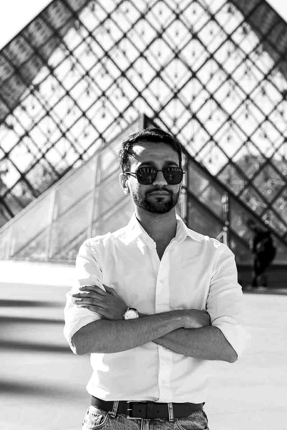 Shooting photo au Louvre - Pyramide louvre portrait noir blanc