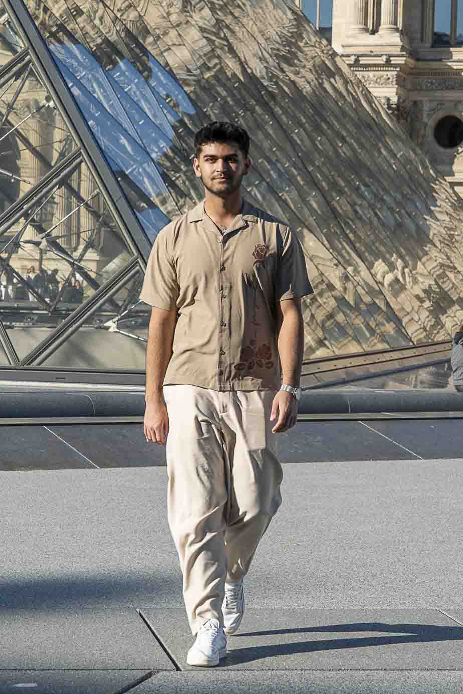 Shooting photo au Louvre - Pyramide louvre shooting mode homme pose mannequin