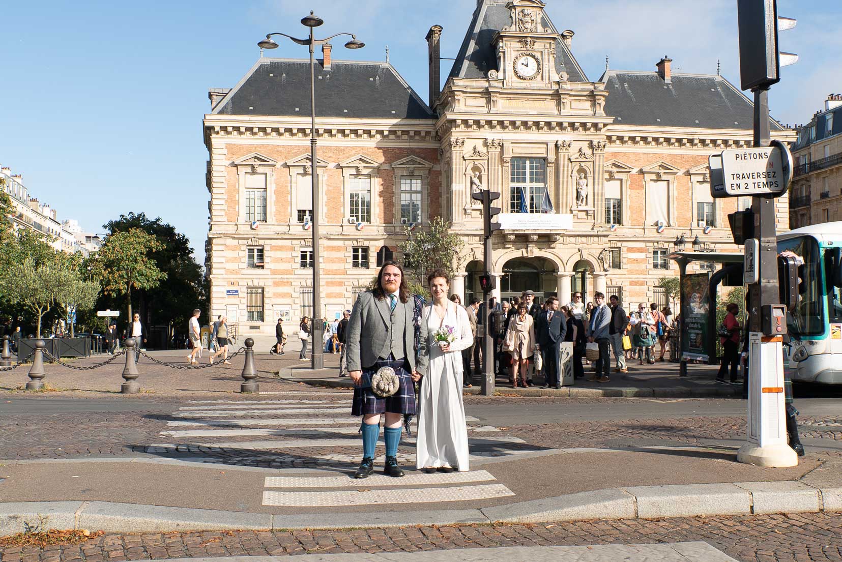 Mariés devant la façade de la mairie du 19e arrondissement de Paris — photographe mariage civil professionnel