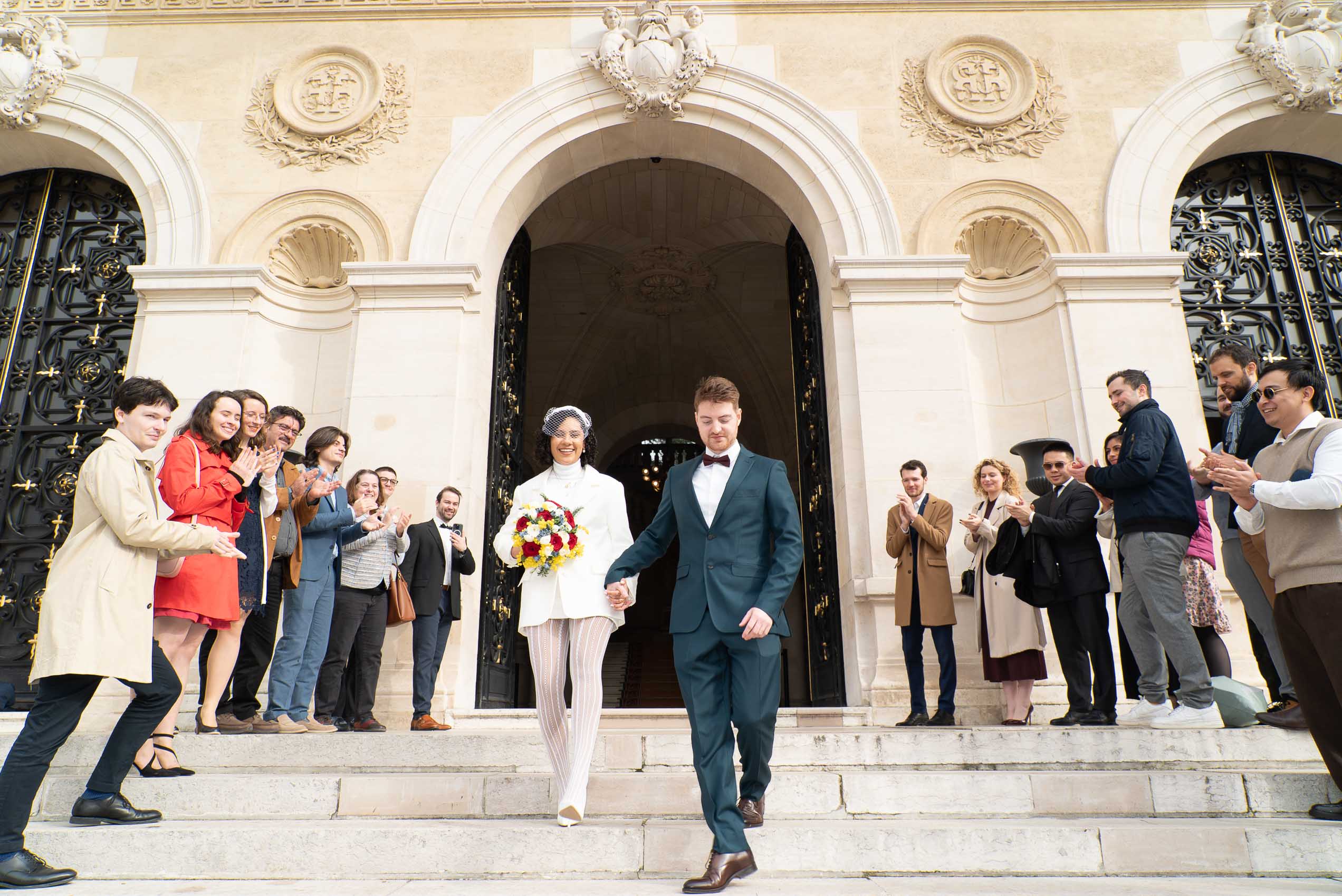Sortie des mariés de la mairie de Neuilly-sur-Seine — reportage photo mariage civil