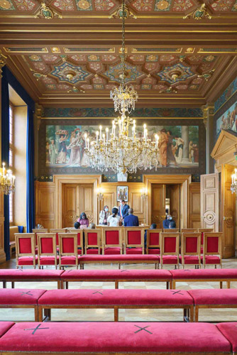 Cérémonie de mariage civil dans la salle des mariages de la mairie de Paris 13e